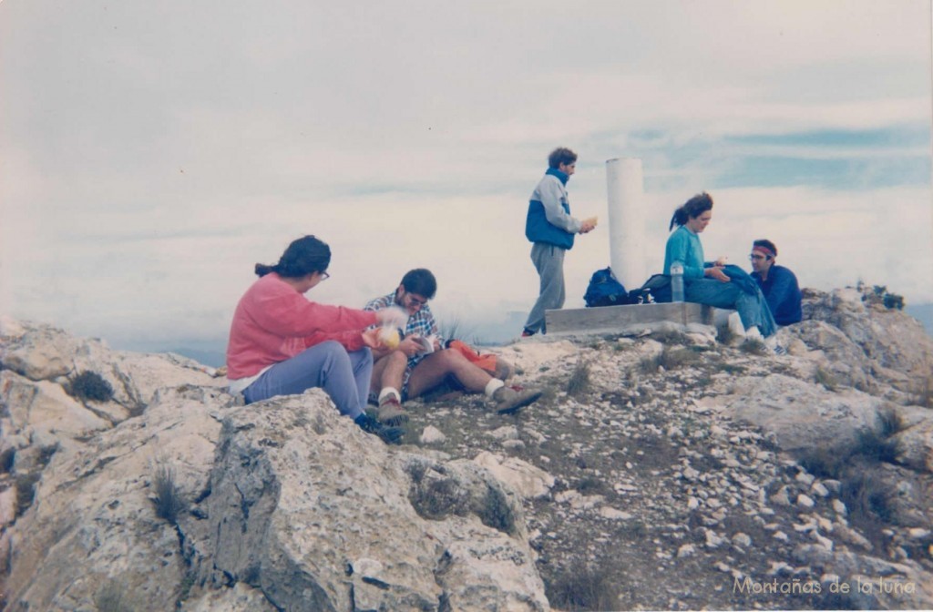 Cima de la Peña de La Mina, 1.053 mts. De izquierda a derecha: María Ángeles, Miguel Ángel, El Pali, Lidia y Joan